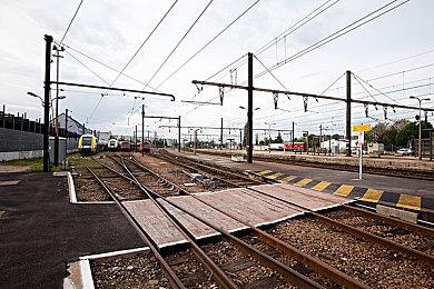 黑白手绘风恐怖FPS《KINGDOM of the DEAD》上线Steam 2月11日发售